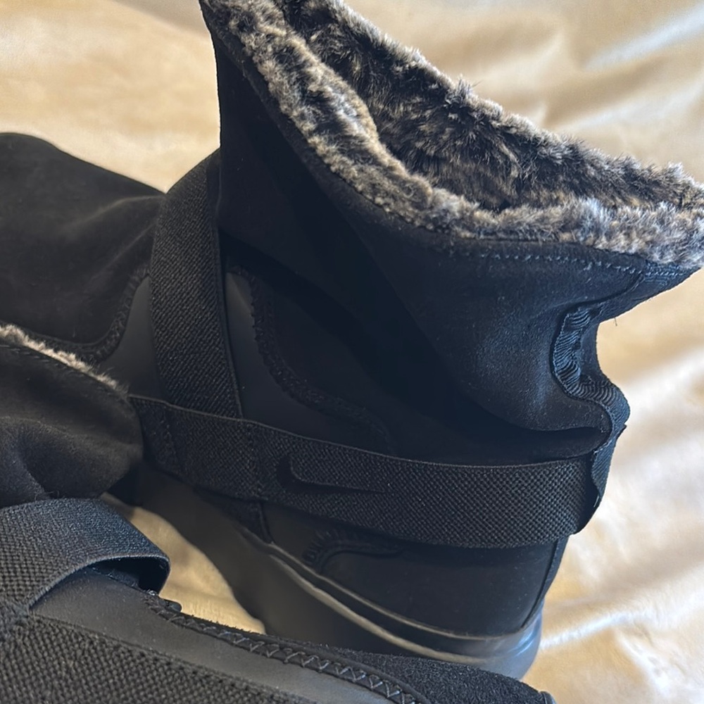 Nike Black Winter Boots with Plush Lining - Picture 4 of 8